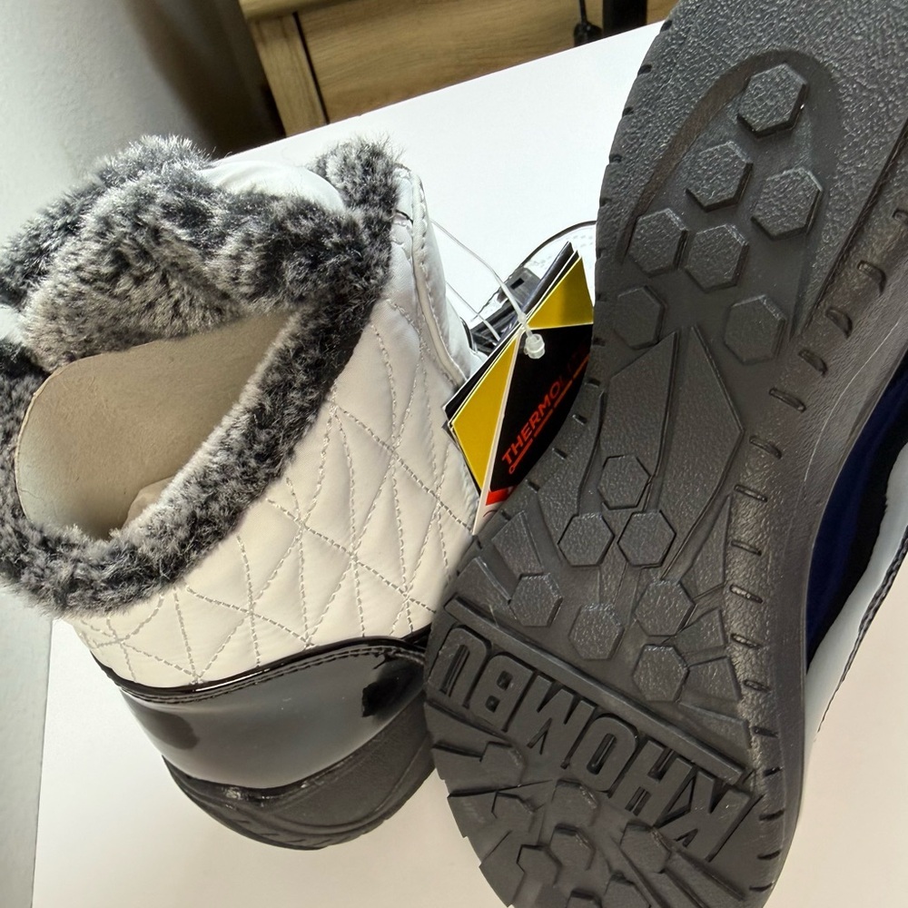 Khombu - White Quilted Winter Boots with Faux Fur Trim - Picture 4 of 8
